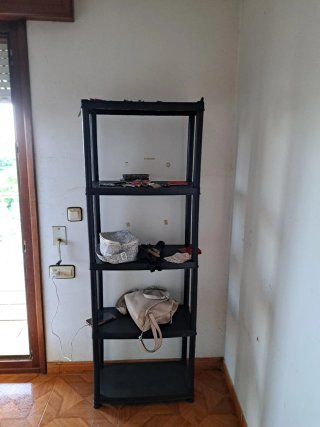 Estantería de plástico negra