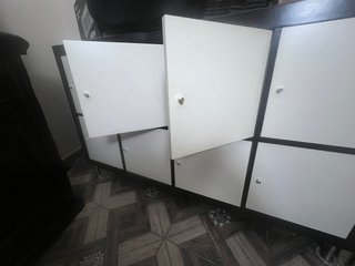 Mueble IKEA 8 puertas blancas