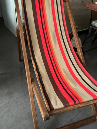 Tumbona de madera con lona nueva