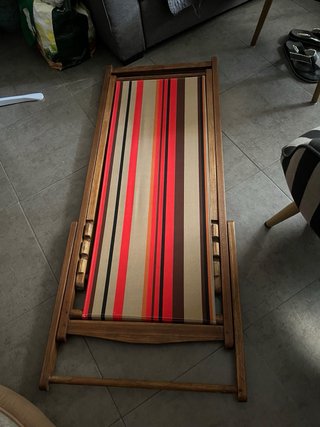 Tumbona de madera con lona nueva