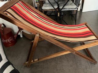 Tumbona de madera con lona nueva