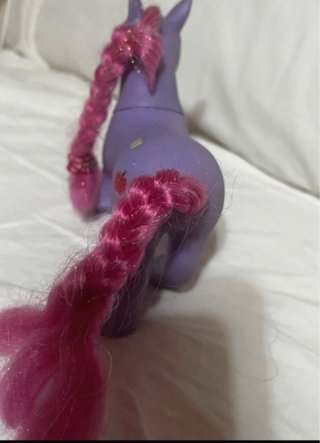 Juguete Little Pony Morado con Trenza Rosa