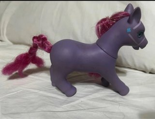 Juguete Little Pony Morado con Trenza Rosa