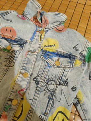 Chaqueta vaquera Desigual con estampado
