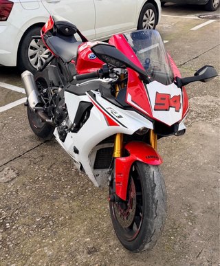 Yamaha R1 Roja y Blanca