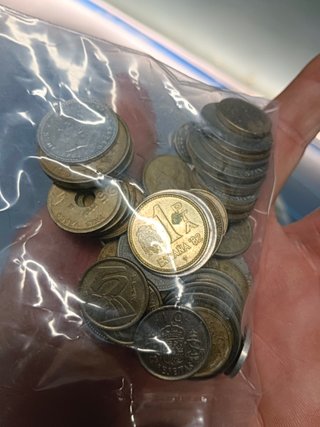 Dos bolsas de monedas variadas, pesetas