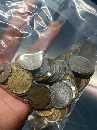Dos bolsas de monedas variadas, pesetas