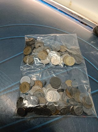 Dos bolsas de monedas variadas, pesetas