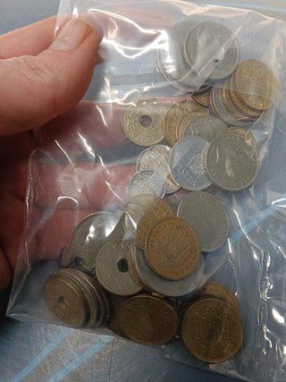 Dos bolsas de monedas variadas, pesetas