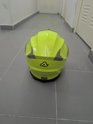 Casco de moto fluorescente