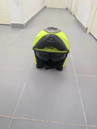 Casco de moto fluorescente