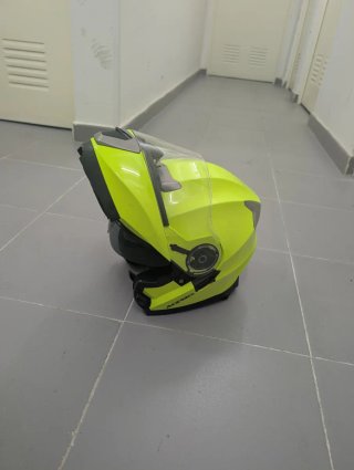 Casco de moto fluorescente