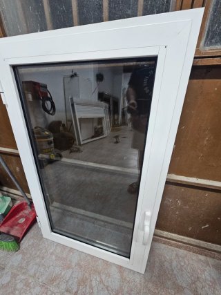 Ventana de aluminio blanca