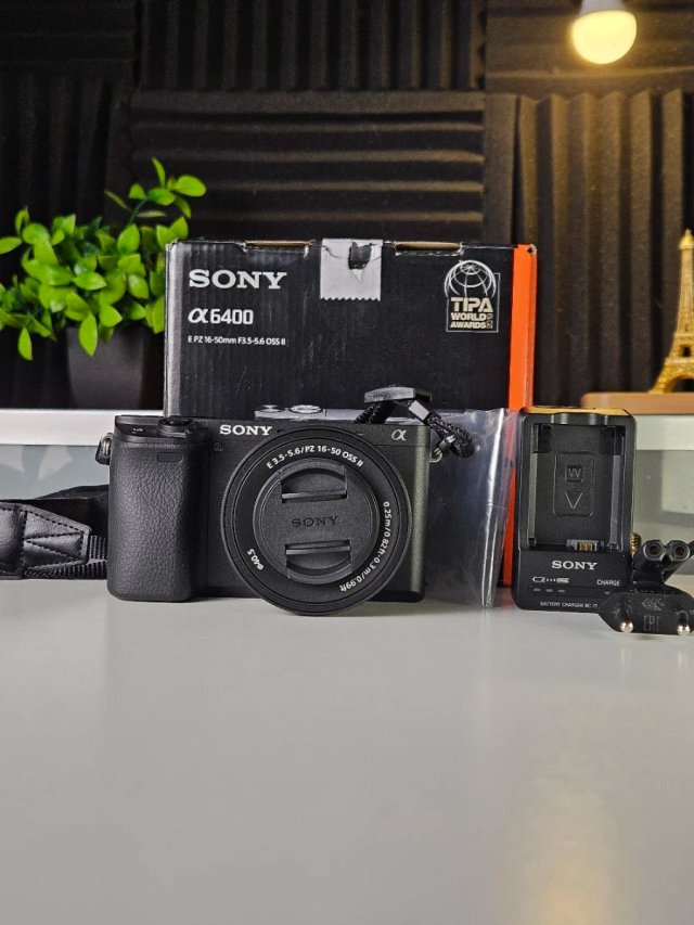 Sony Alpha a6400 + Sony 16 50 II