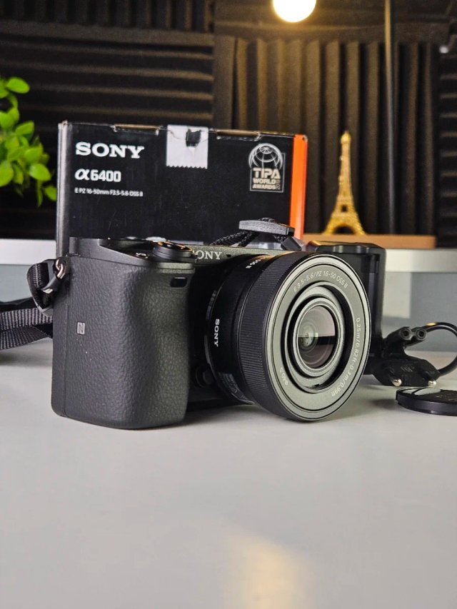 Sony Alpha a6400 + Sony 16 50 II