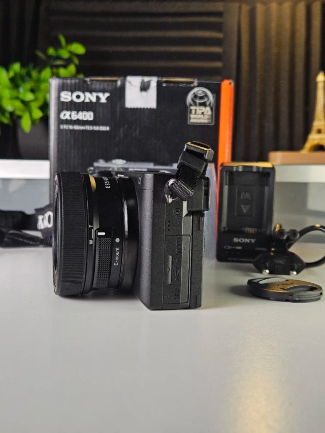 Sony Alpha a6400 + Sony 16 50 II