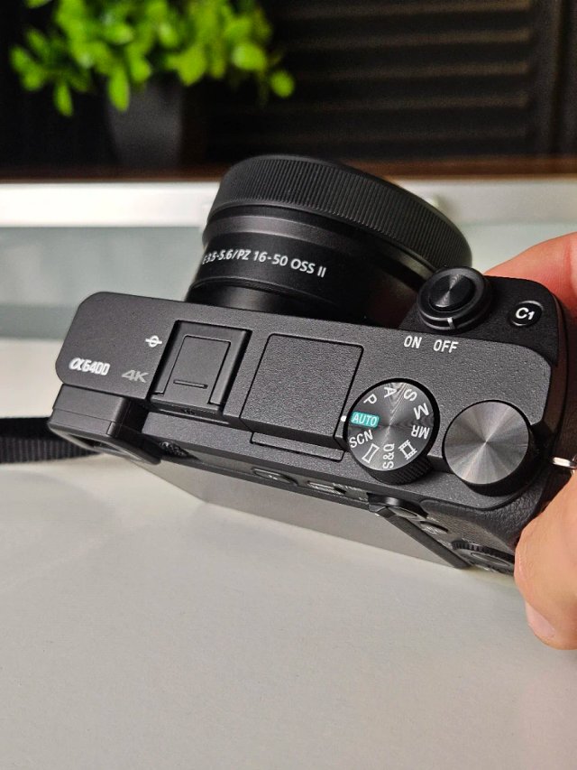 Sony Alpha a6400 + Sony 16 50 II