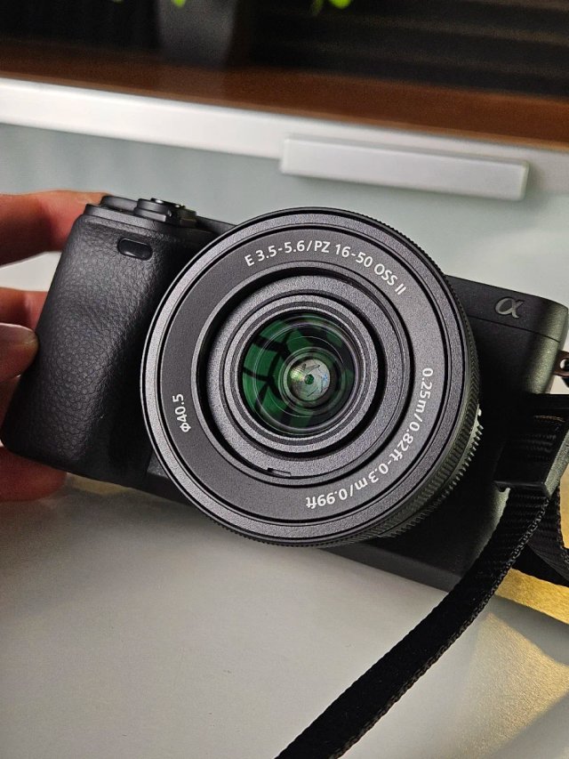 Sony Alpha a6400 + Sony 16 50 II