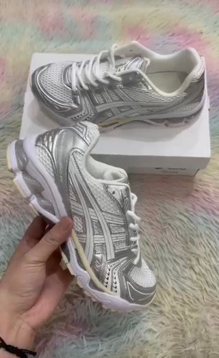 Zapatillas ASICS plateadas y blancas