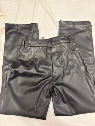 Pantalones negros efecto piel
