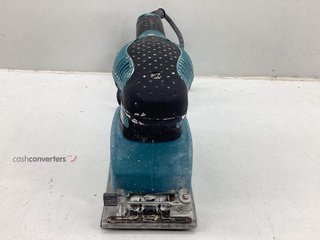 lijadora orbital makita bo3711