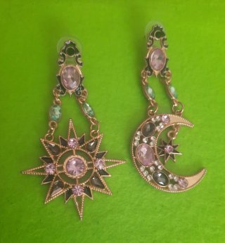 Pendientes largos dorados con piedras