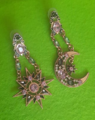 Pendientes largos dorados con piedras