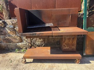 Barbacoa de hierro con parrilla de inox y ruedas