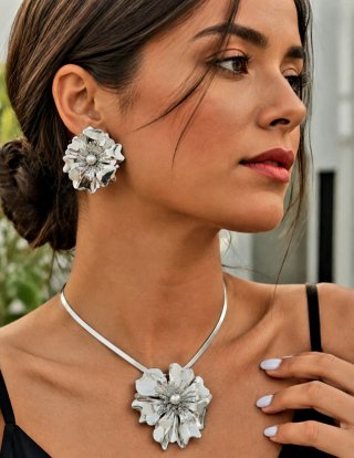 Conjunto Joyería Flor: Gargantilla y Pendientes