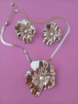 Conjunto Joyería Flor: Gargantilla y Pendientes
