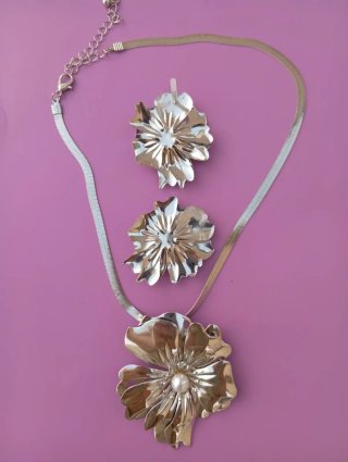 Conjunto Joyería Flor: Gargantilla y Pendientes