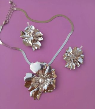 Conjunto Joyería Flor: Gargantilla y Pendientes
