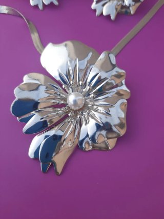 Conjunto Joyería Flor: Gargantilla y Pendientes