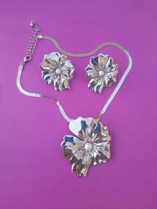 Conjunto Joyería Flor: Gargantilla y Pendientes