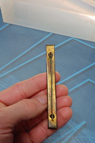 PASADOR DE DIARIO 3 MEDALLAS O CONDECORACIONES + 6 insignias militares, observa las fotos