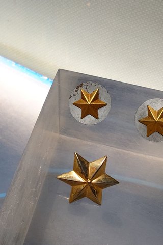PASADOR DE DIARIO 3 MEDALLAS O CONDECORACIONES + 6 insignias militares, observa las fotos