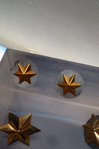 PASADOR DE DIARIO 3 MEDALLAS O CONDECORACIONES + 6 insignias militares, observa las fotos