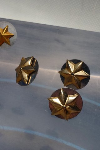 PASADOR DE DIARIO 3 MEDALLAS O CONDECORACIONES + 6 insignias militares, observa las fotos