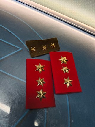 9 insignias militares de rango oficial o superior, estrellas metalicas
