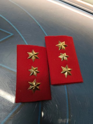 9 insignias militares de rango oficial o superior, estrellas metalicas