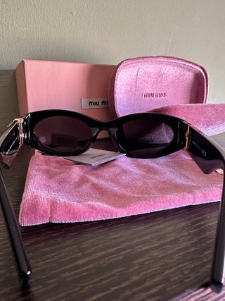 Gafas Miu Miu Cat Eye Negras y Doradas
