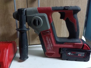 Taladro percutor Milwaukee M18