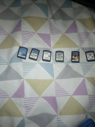 PS Vita Slim Negra + Juegos + Cargador