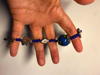 Pulsera azul y plateada con abalorios