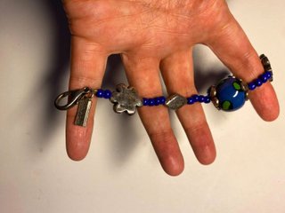 Pulsera azul y plateada con abalorios