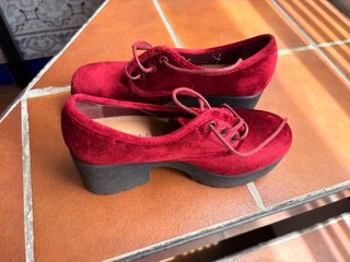 Zapatos de vestir rojos de terciopelo