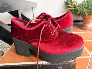 Zapatos de vestir rojos de terciopelo