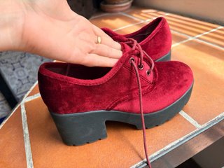 Zapatos de vestir rojos de terciopelo