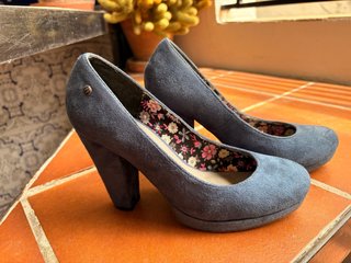 Tacones azules de salón