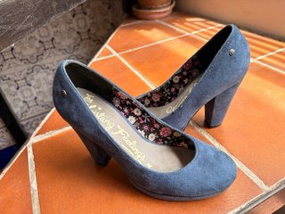 Tacones azules de salón